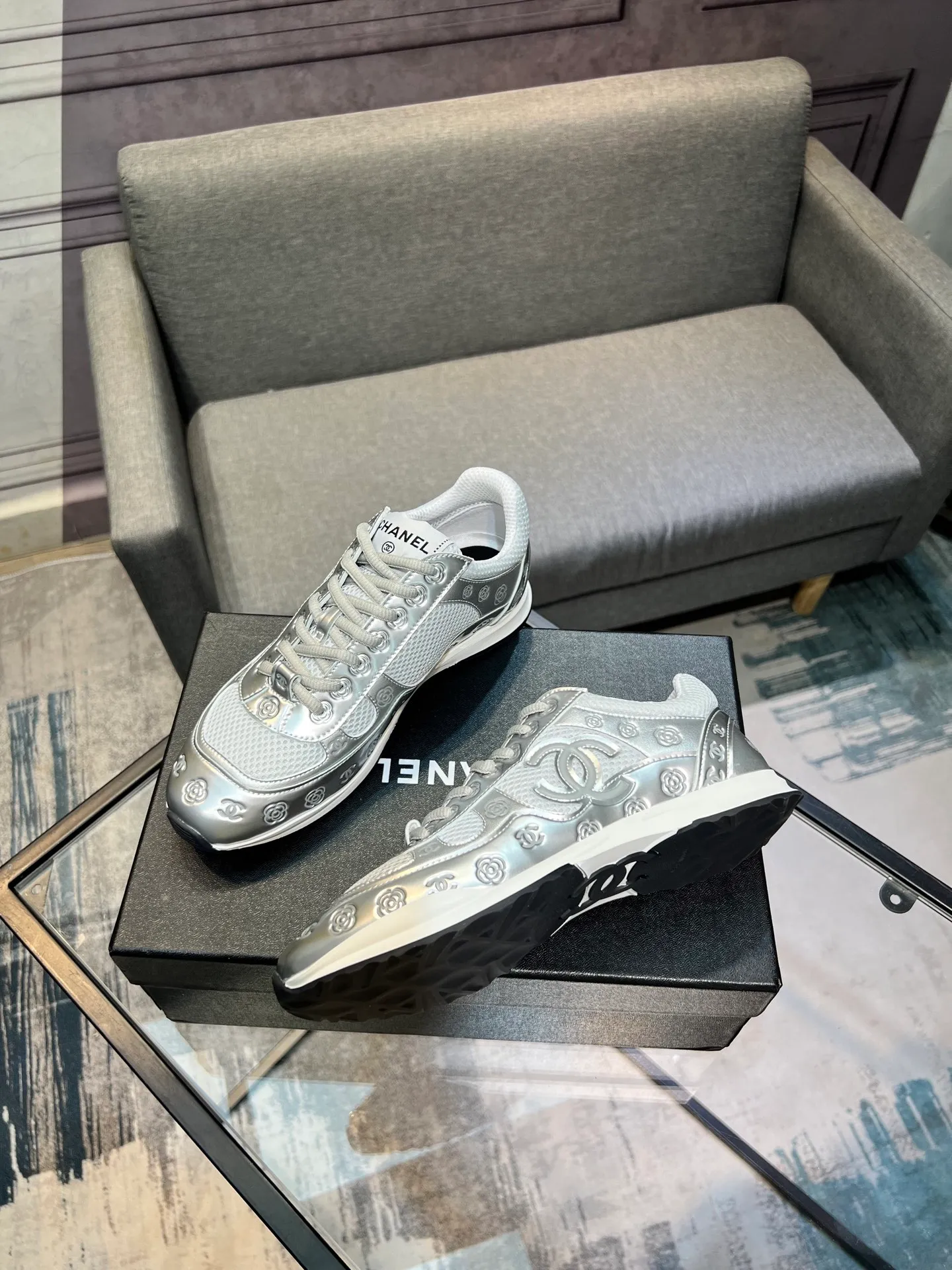 Men's men's shoes 💰640 Exclusive real shot (top version) CHANEL Chanel 2025ss color matching thick-soled casual sports shoes and sneakers. The counter is synchronized. The counter is very popular. A shoe that is very difficult to buy. The most popular thick-soled panda shoes on the Internet. It can be imagined that Xiaoxiang control can't miss it. It has both good looks and comfort. Simple and versatile white shoes. The thick sole increases the height and is super versatile. Close your eyes and wear it. Whoever wears it will look better. Upper: calfskin Lining: imported sheepskin lining Outsole: TPU original outsole Size: 35-44 (customized for women 41 and 40, and 45 for men)